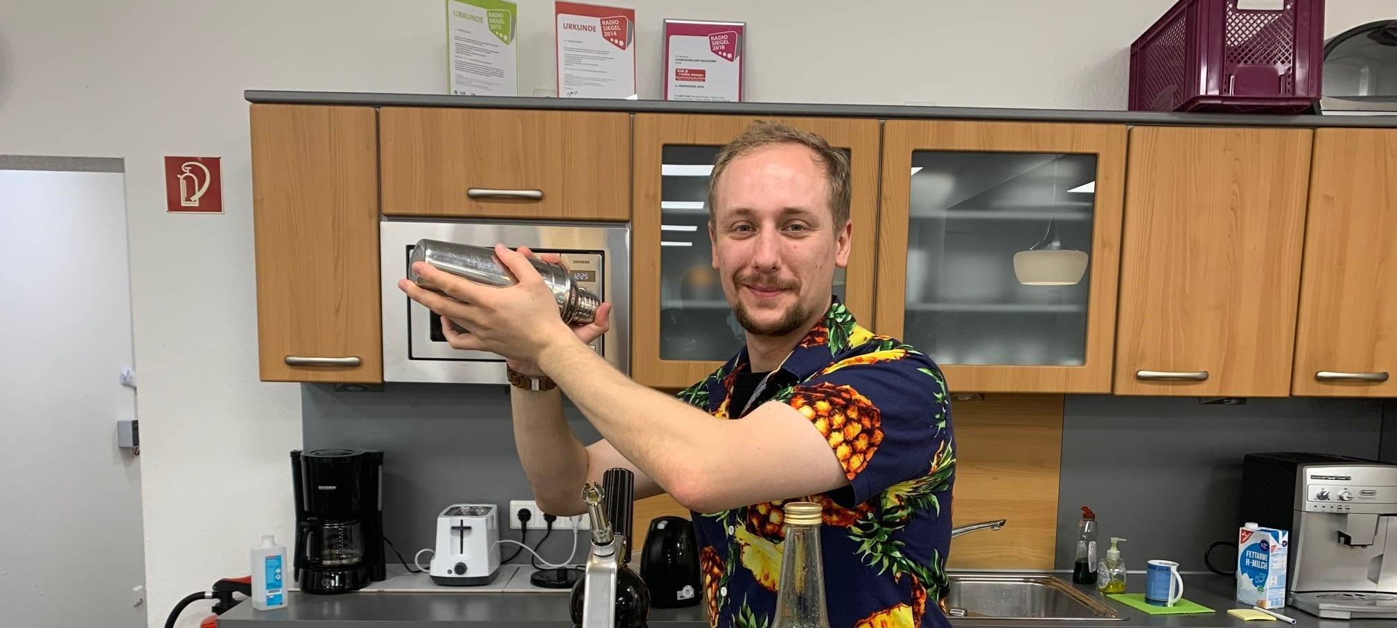 Sven Momber mixt einen Cocktail bei Radio Essen am Vormittag