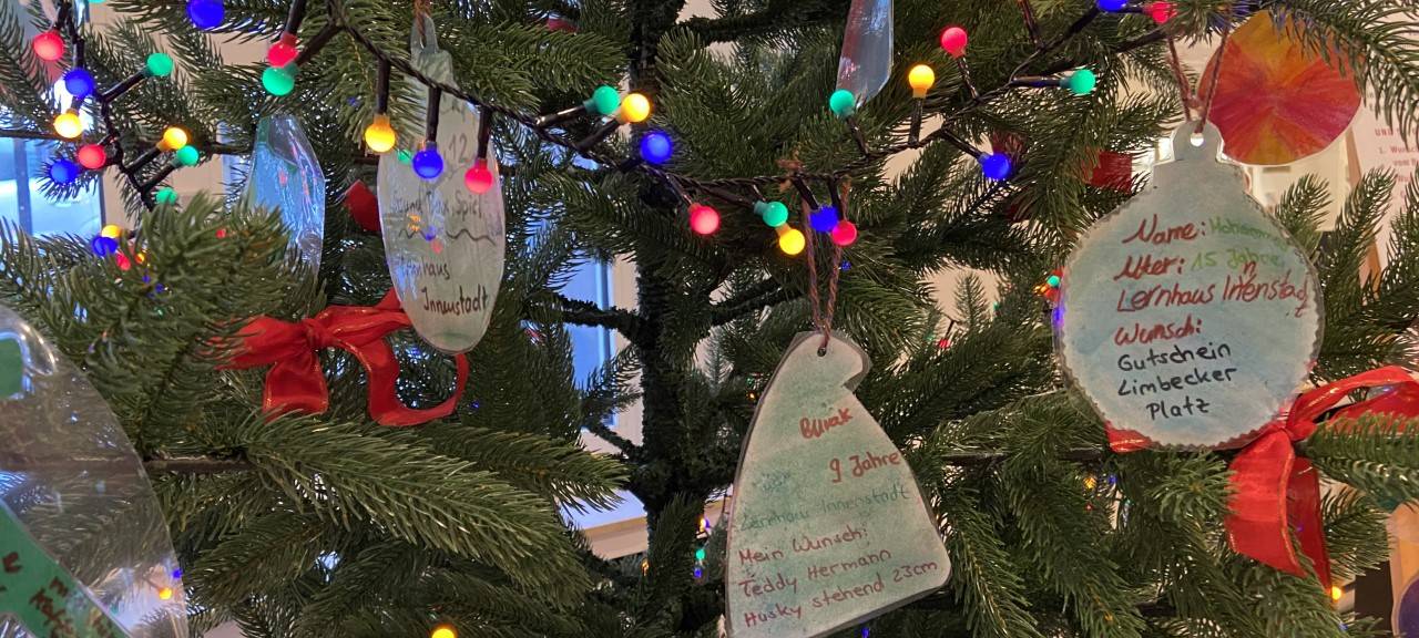 Essen: Kinderwünsche am Weihnachtsbaum
