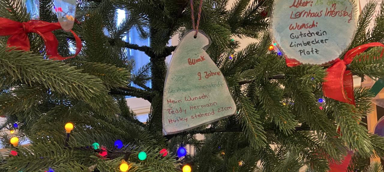 Essen: Kinderwünsche am Weihnachtsbaum