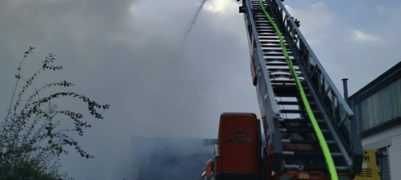 Essen: Großbrand in einer Lagerhalle sorgt für riesige Rauchwolke