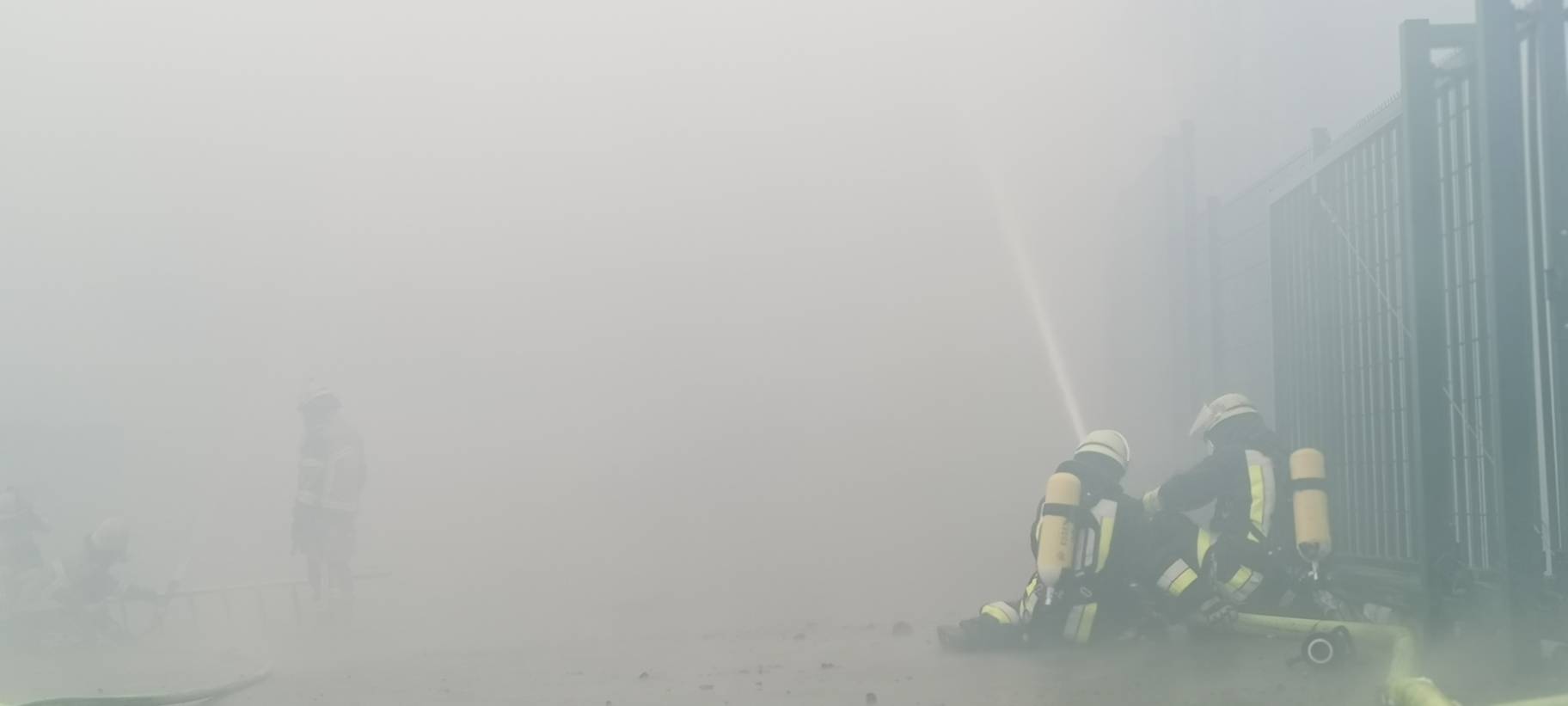Essen: Großbrand in einer Lagerhalle sorgt für riesige Rauchwolke