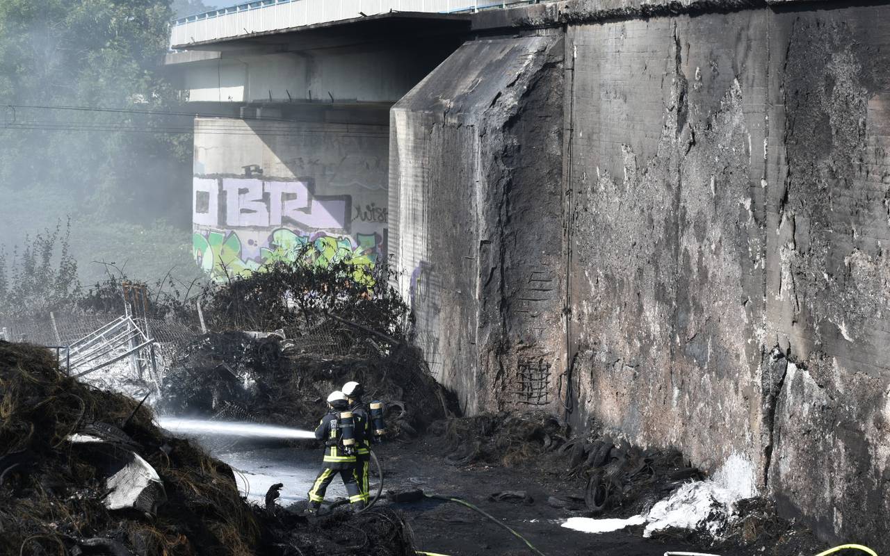 Stützwand an A40 in Bochum ist abgebrannt