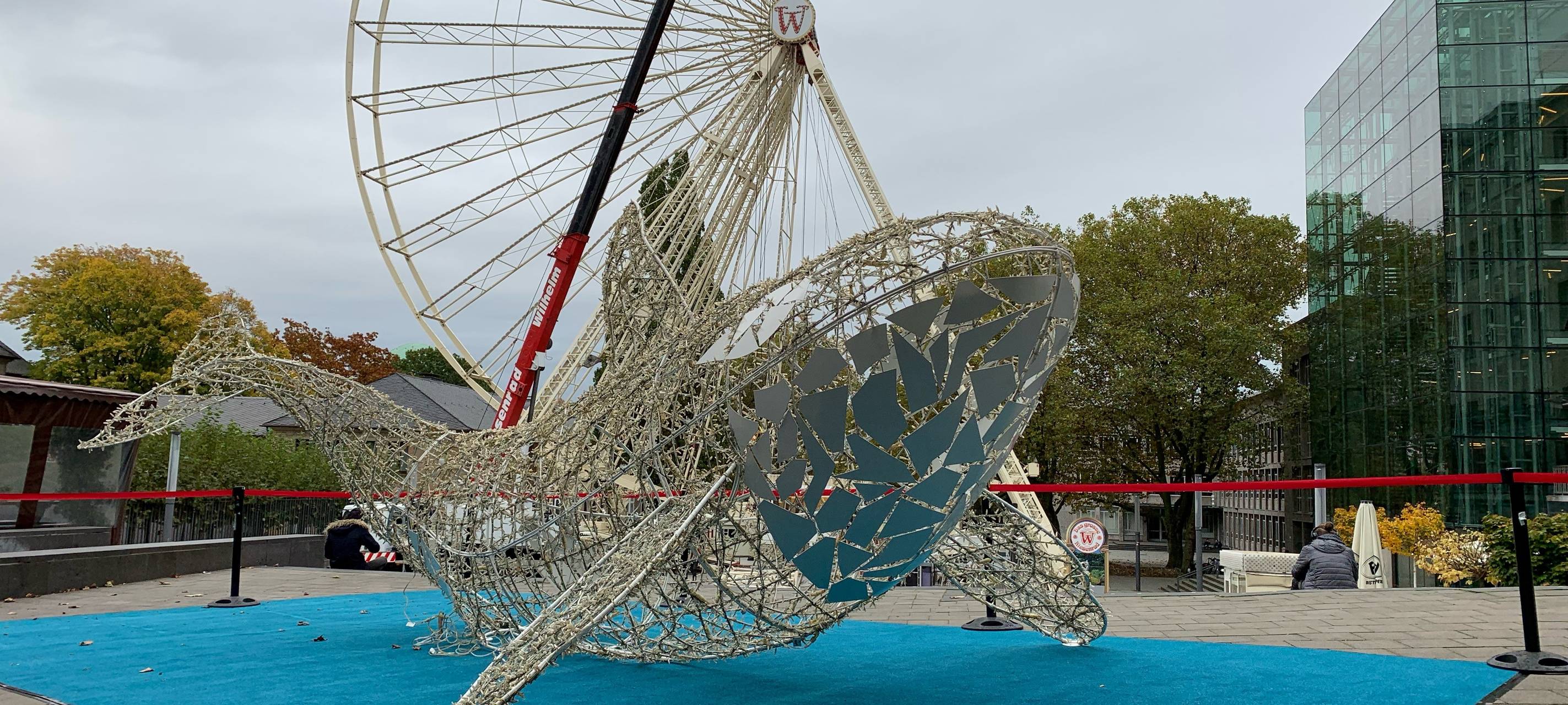 In Essen starten die Lichtwochen. Diesmal stehen überall Leucht-Tiere. Auf dem Burgplatz steht zum Beispiel ein Orca.
