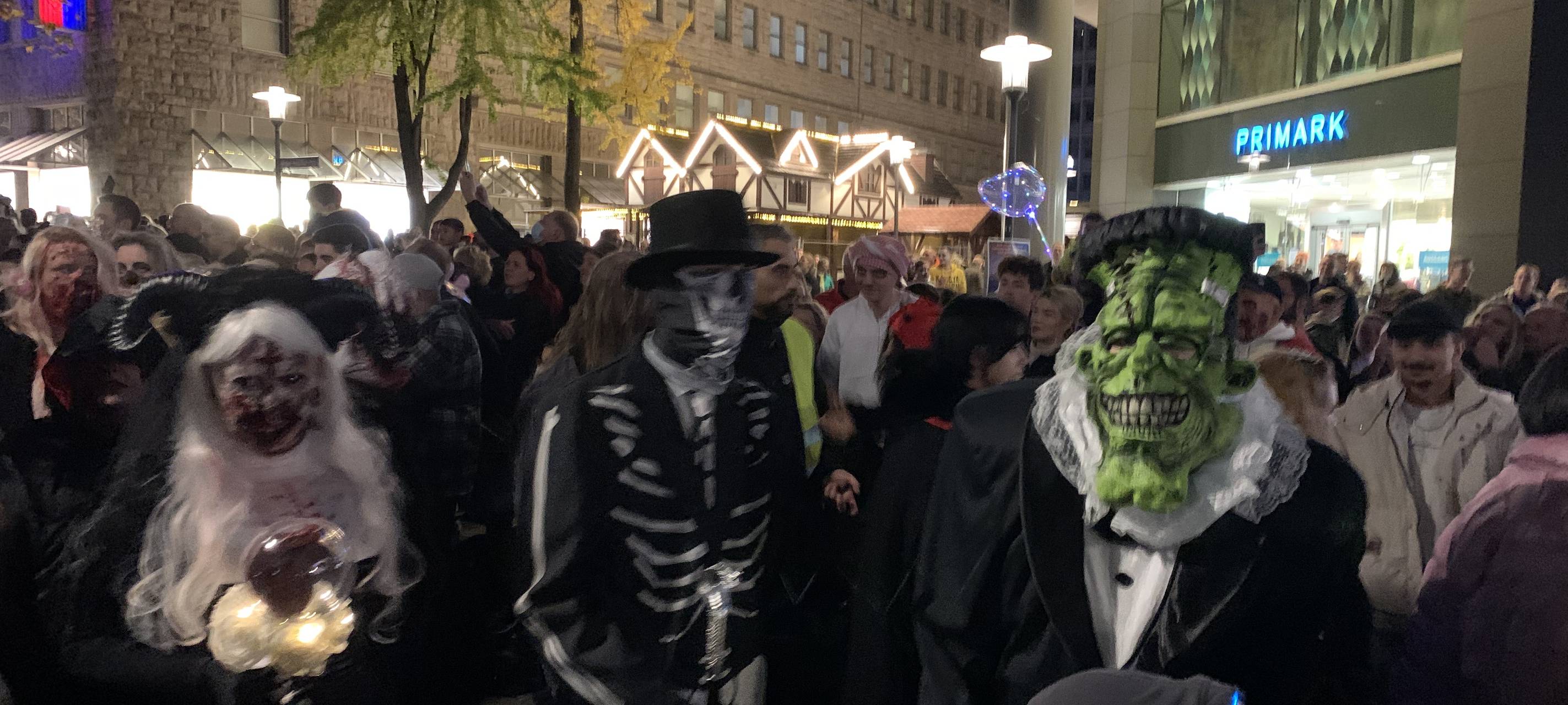Essen: Halloween-Parade und Lichtwochen-Eröffnung in der Innenstadt
