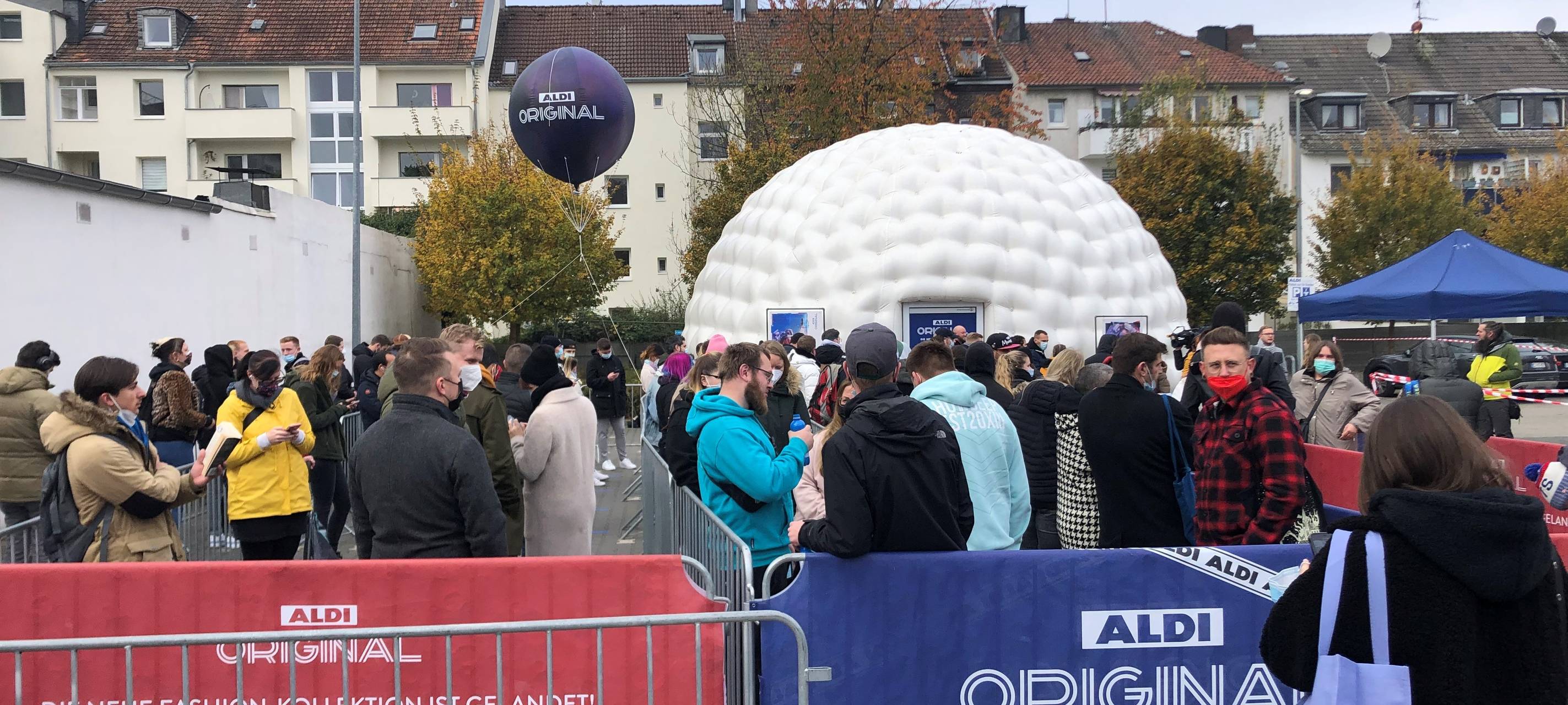 Lange Schlange für den letzten Verkaufstermin der ALDI-Modekollektion 2021 in Essen.