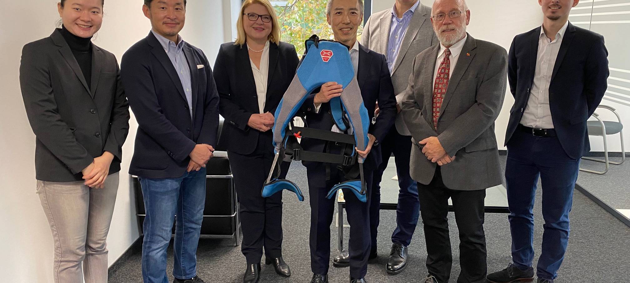 radio-essen-roboter-anzug-innophys_glas_stebani