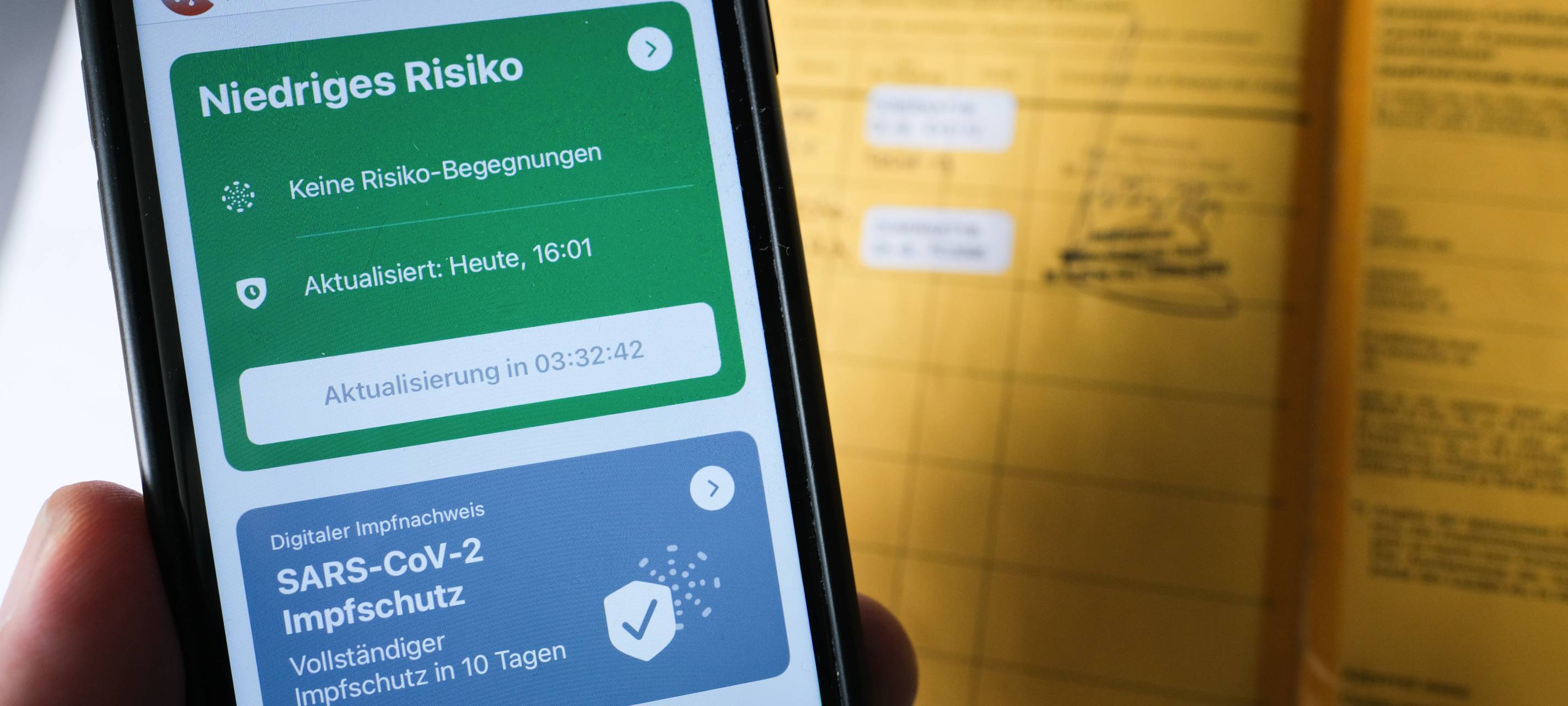 handy-corona-test-impf-ausweis-impfpass-impfausweis-radio-essencorona-warn-app
