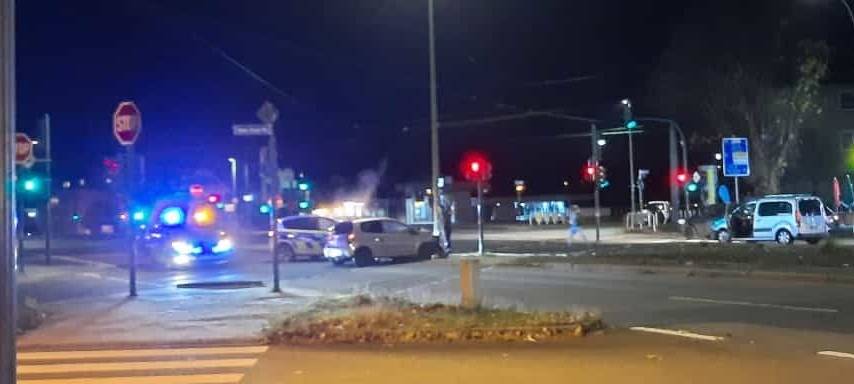 Das Polizei-Auto krachte auf einer Kreuzung in einen Kleinwagen.
