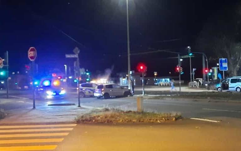 Das Polizei-Auto krachte auf einer Kreuzung in einen Kleinwagen. 