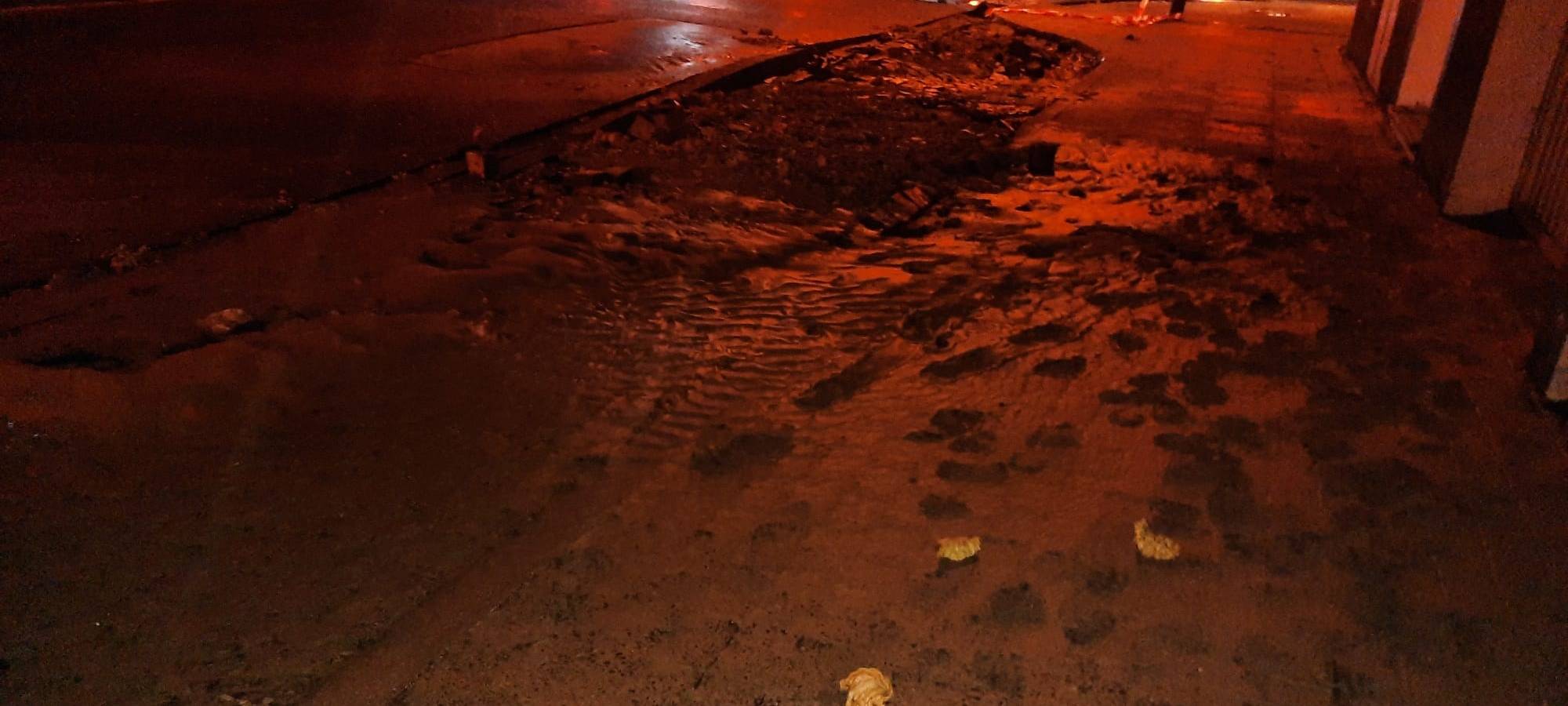 Essen: Rohrbruch unterspült Straße in Frohnhausen