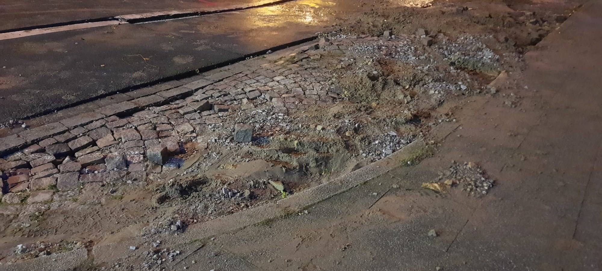 Essen: Rohrbruch unterspült Straße in Frohnhausen