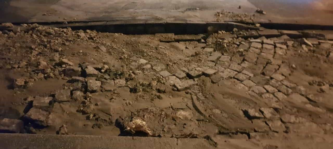 Essen: Rohrbruch unterspült Straße in Frohnhausen