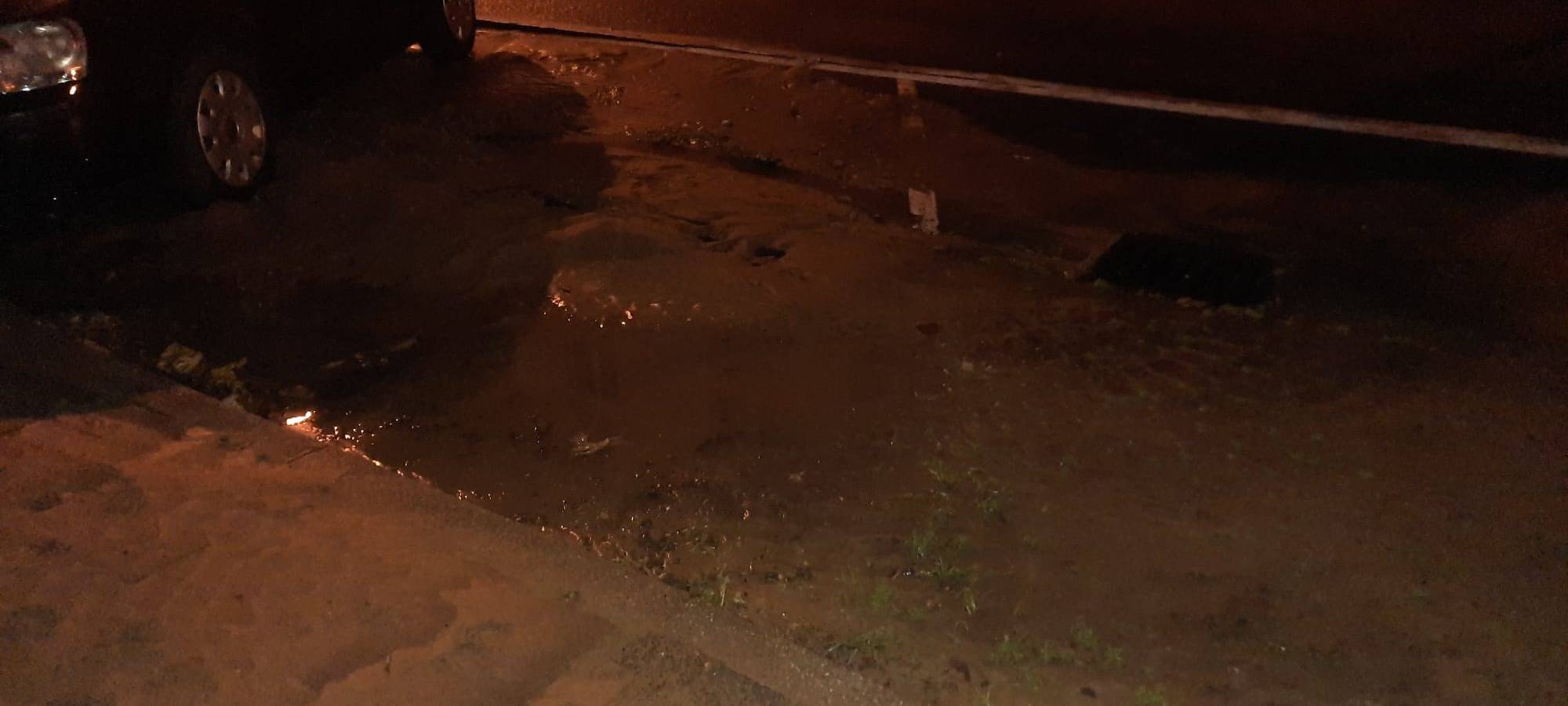 Essen: Rohrbruch unterspült Straße in Frohnhausen