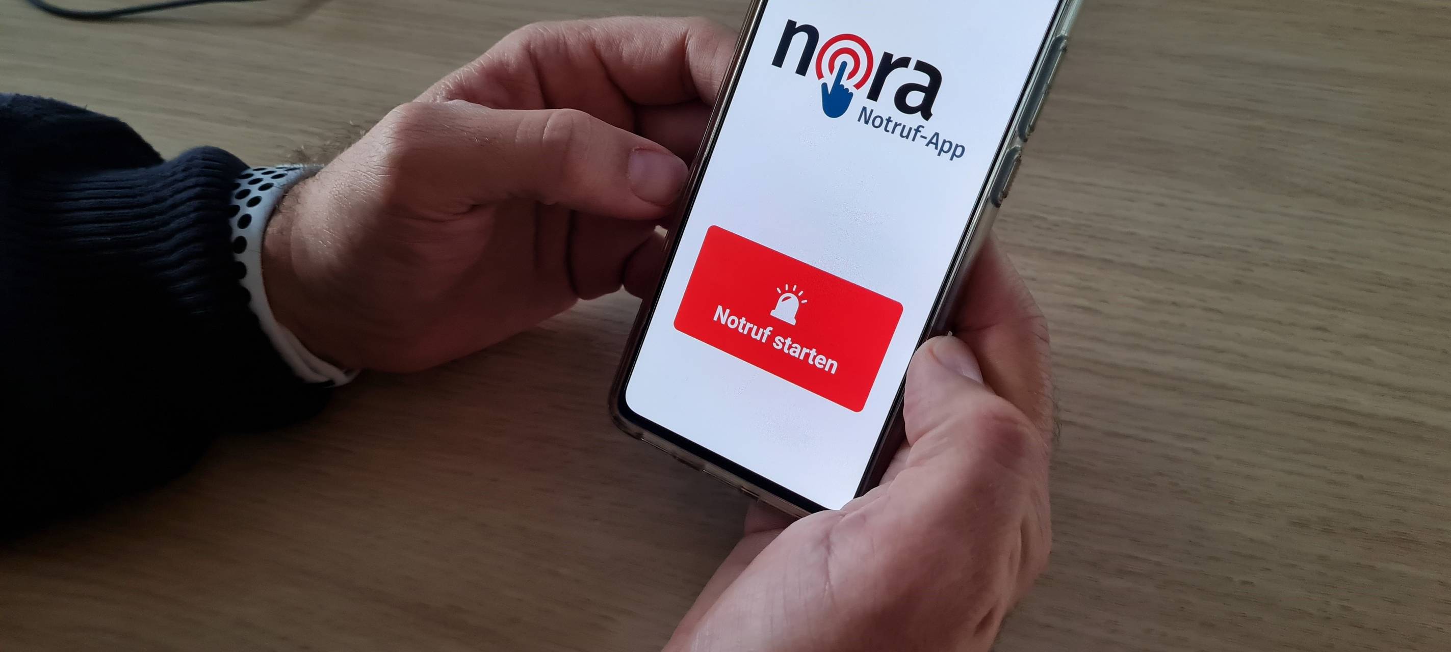 Die Nora App bietet die Möglichkeit Notrufe schnell und einfach an Feuerwehr und Polizei Essen zu senden.