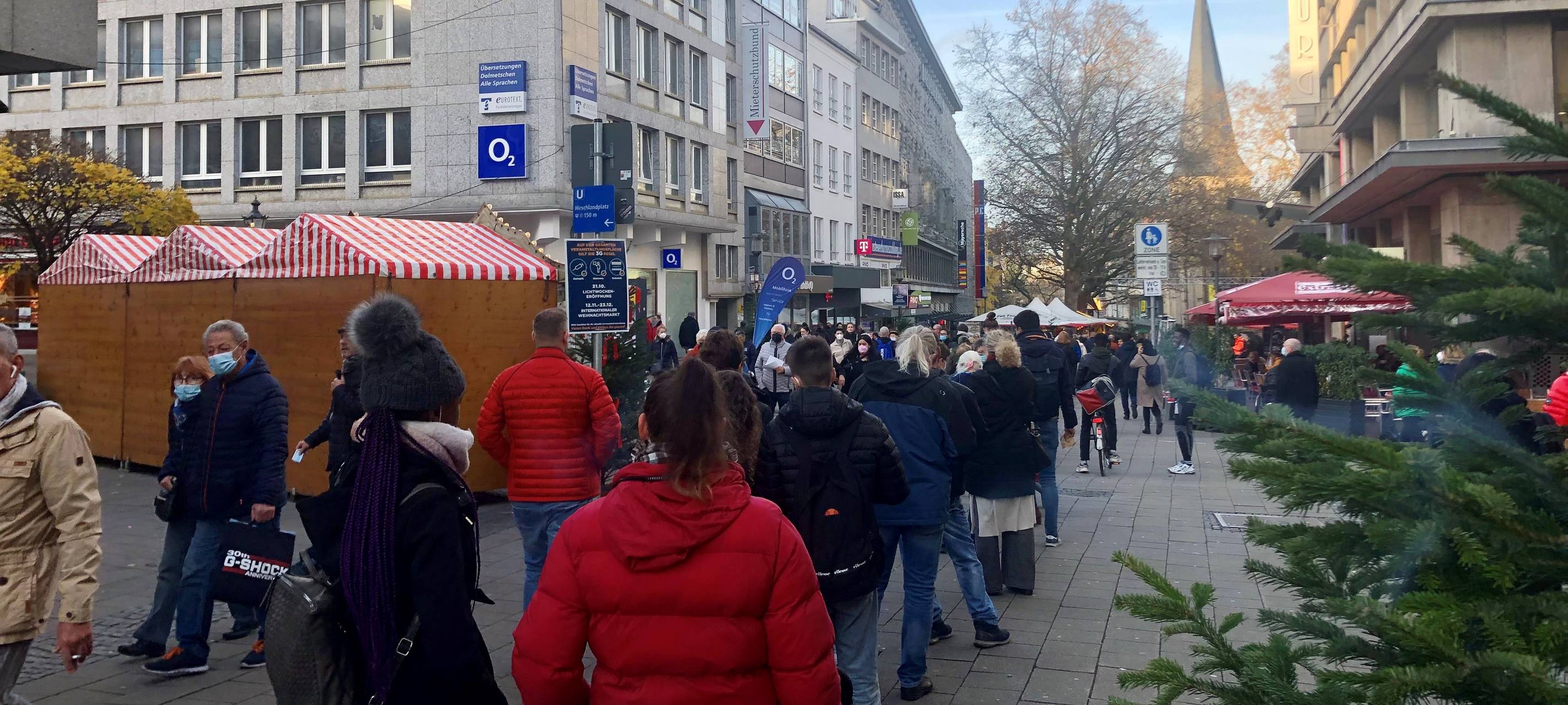 Essen: Riesige Schlange vor Impfbus