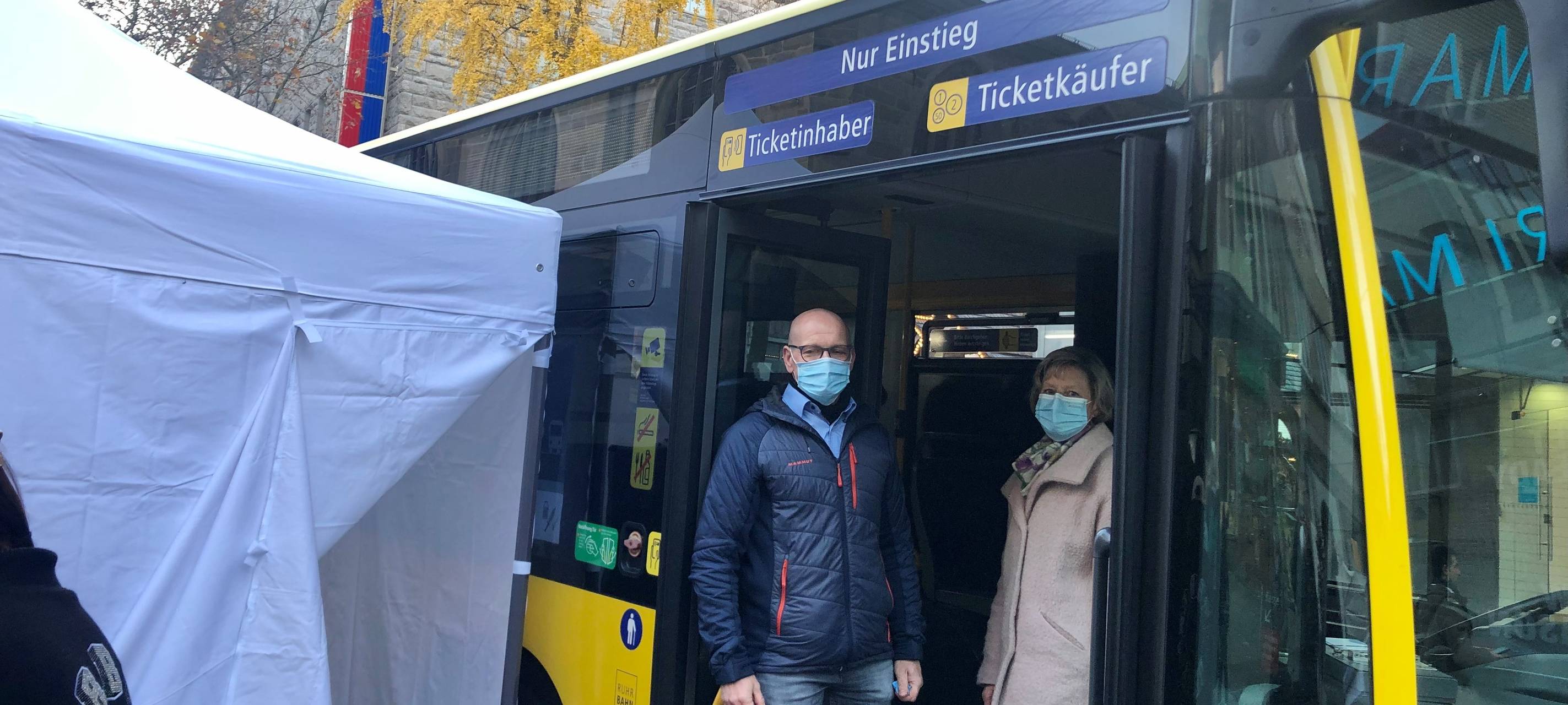 Essen: Riesige Schlange vor Impfbus