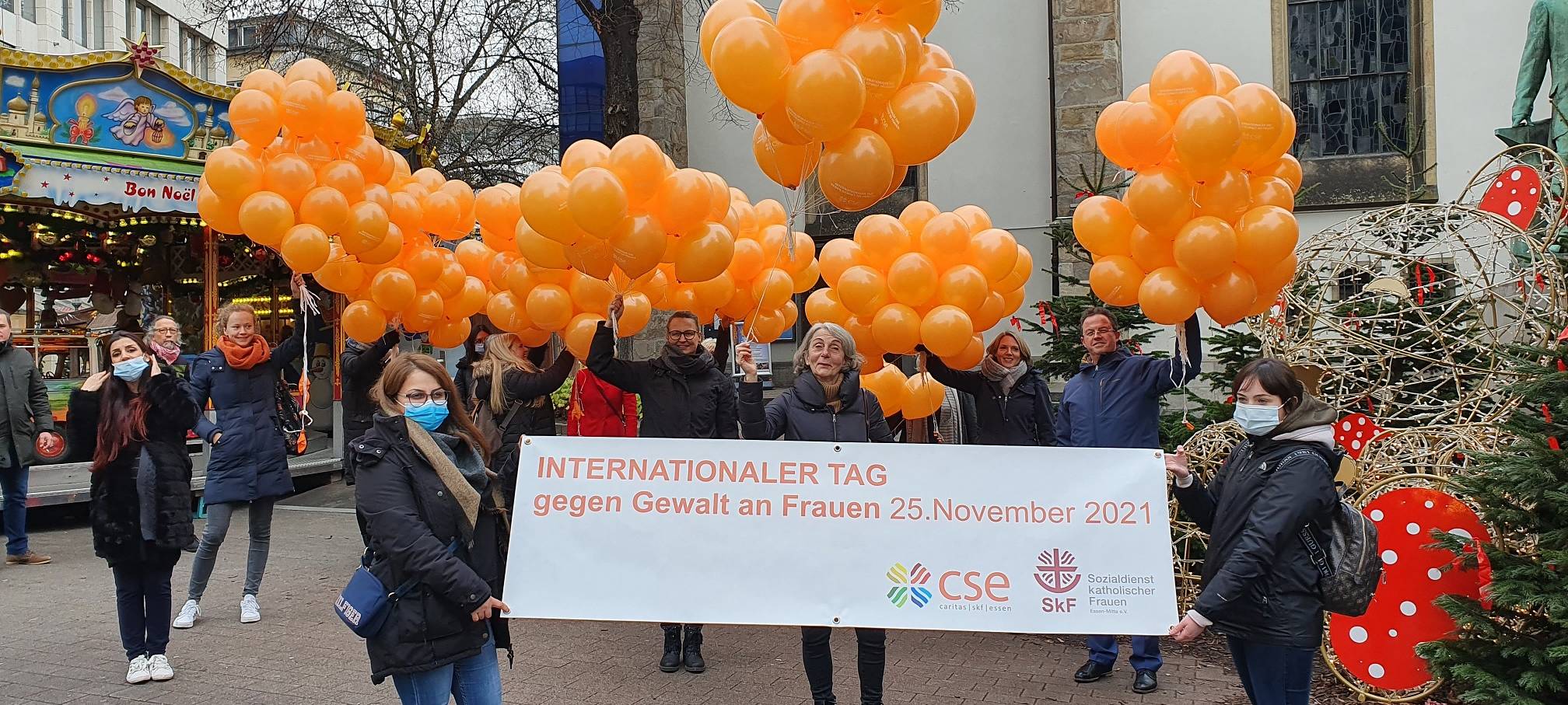 Ballons gegen Gewalt an Frauen