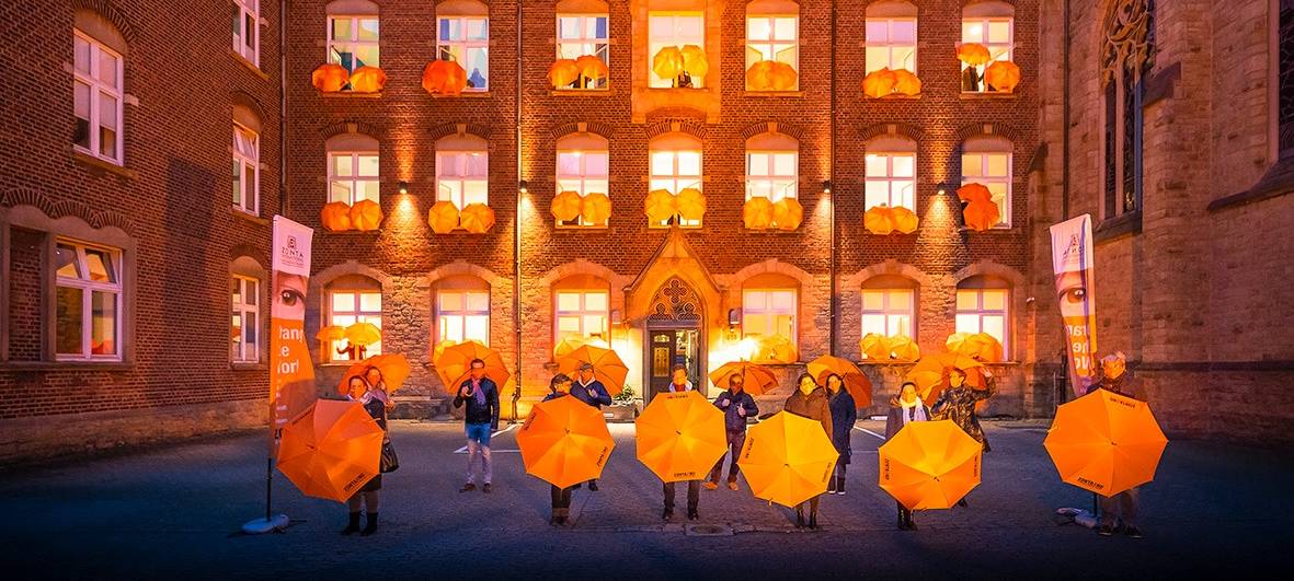Gebäude in Essen leuchten Orange gegen Gewalt an Frauen