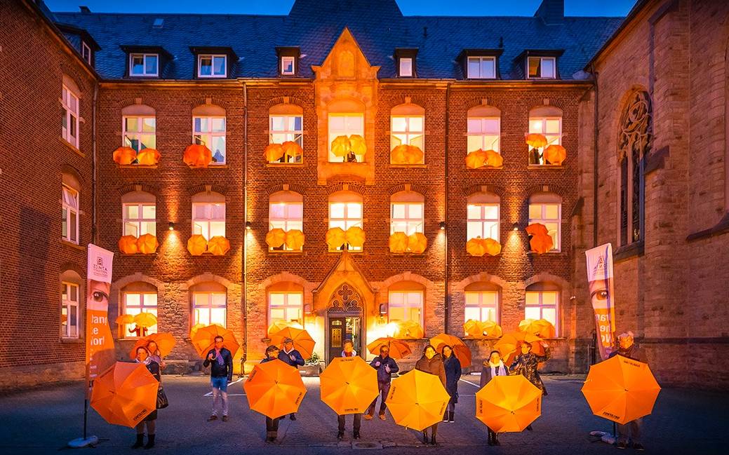 Gebäude in Essen leuchten Orange gegen Gewalt an Frauen