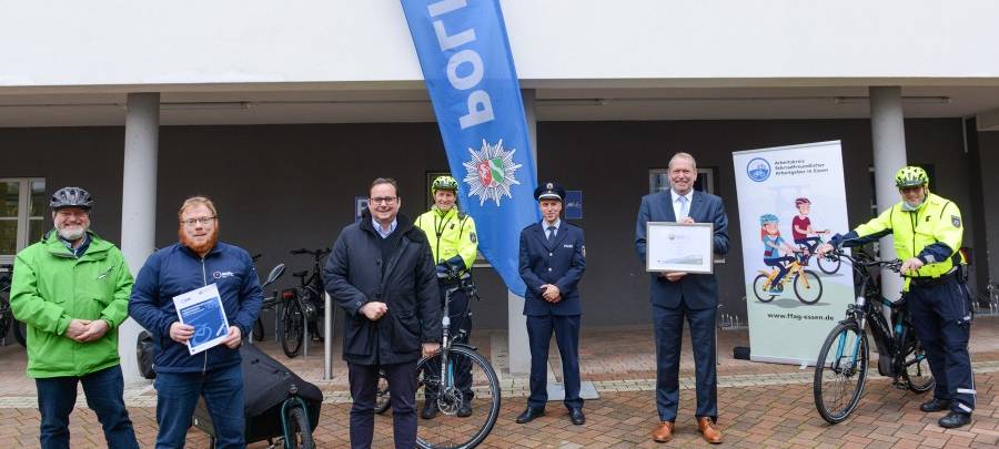 Der Verein Allgemeiner Deutscher Fahrrad Club (ADFC e.V.) zertifizierte am Montag die Polizeibehörde Essen im Rahmen als Fahrradfreundlicher Arbeitgeber. V.l.n.r.: Bürgermeister Rolf Fliß, ADFC-Vorstandsmitglied Mirko Sehnke Oberbürgermeister Thomas Kufen, Erster Polizeihauptkommissar Andreas Malberger, Polizeihauptkommissar Mark-Steffen Daun, Polizeipräsident Frank Richter, Erster Polizeihauptkommissar Martin Waltering.