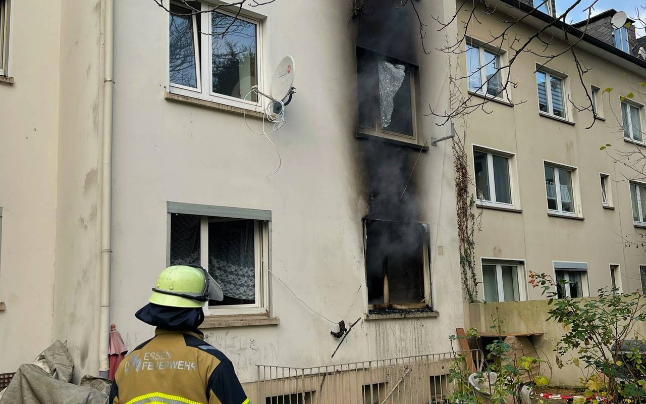Feuerwehr löscht Haus in Essen-Altendorf an der Grieperstraße