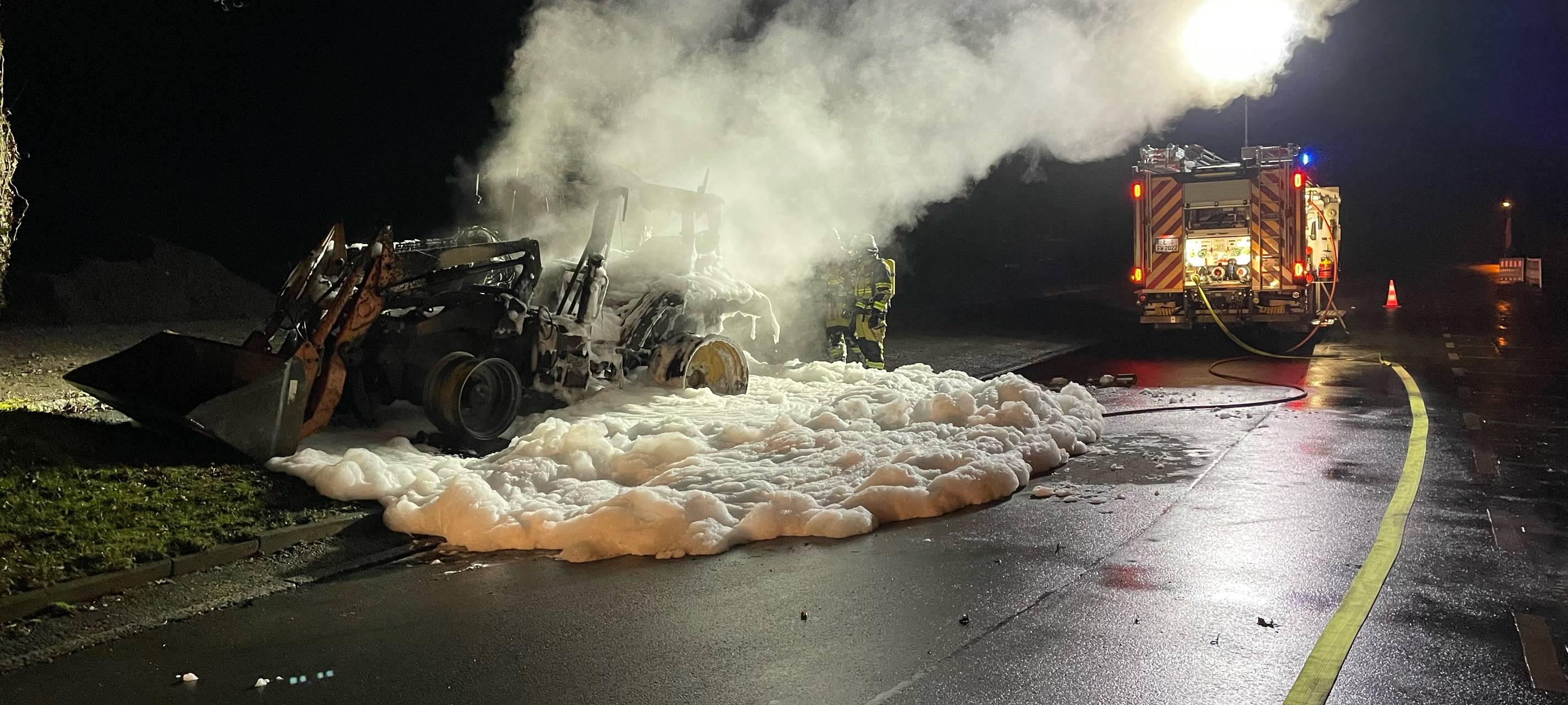 Radlader in Essen geht in Flammen auf - keine Verletzten