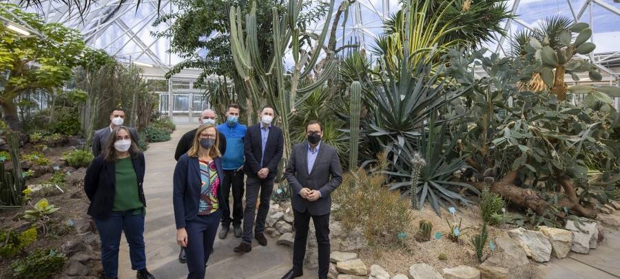 Christian Kamer, Parkleitung und Melanie Ihlenfeld, Fachbereichsleitung Grün und Gruga (vorne) führten Oberbürgermeister Thomas Kufen durch die sanierten Pflanzenschauhäuser.