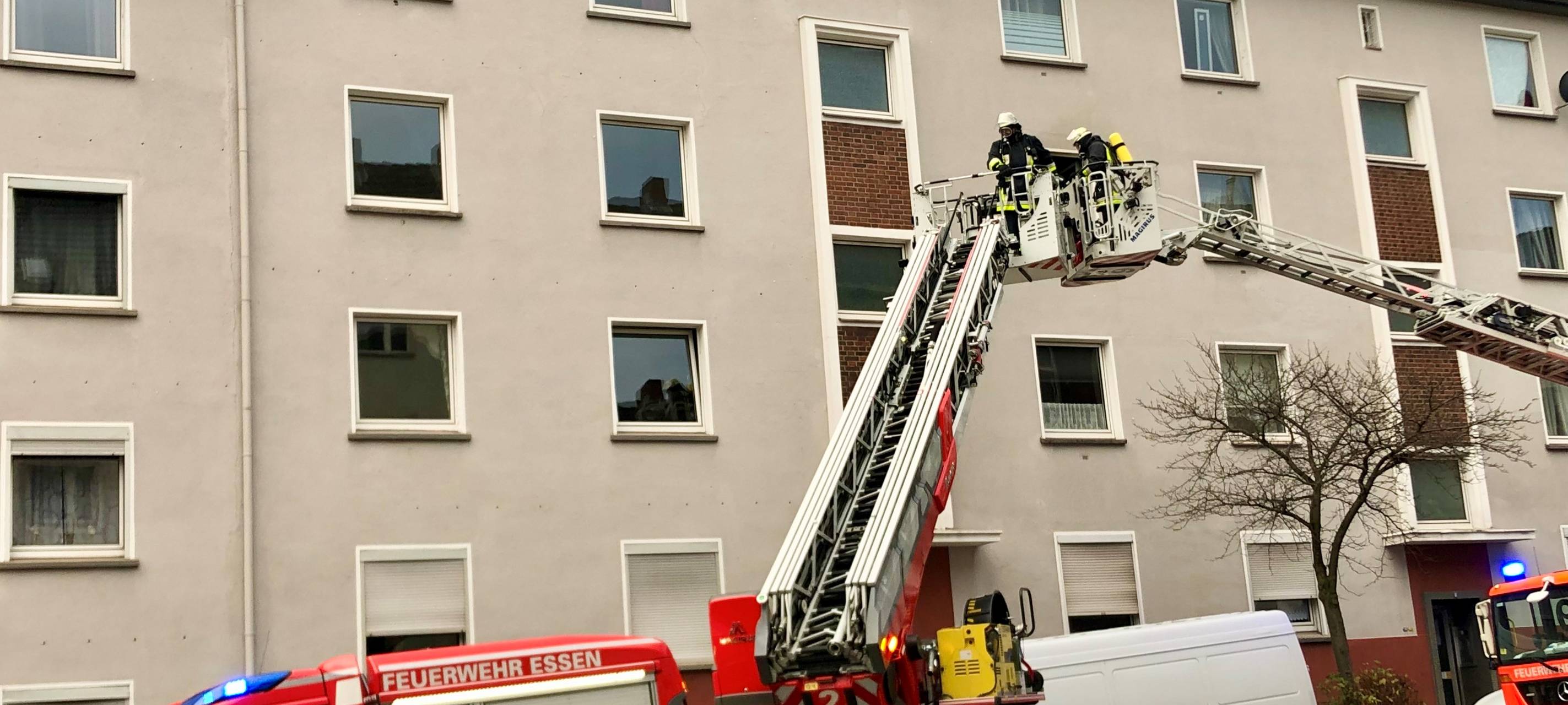 Wohnung in Essen brennt - Straßensperrung!