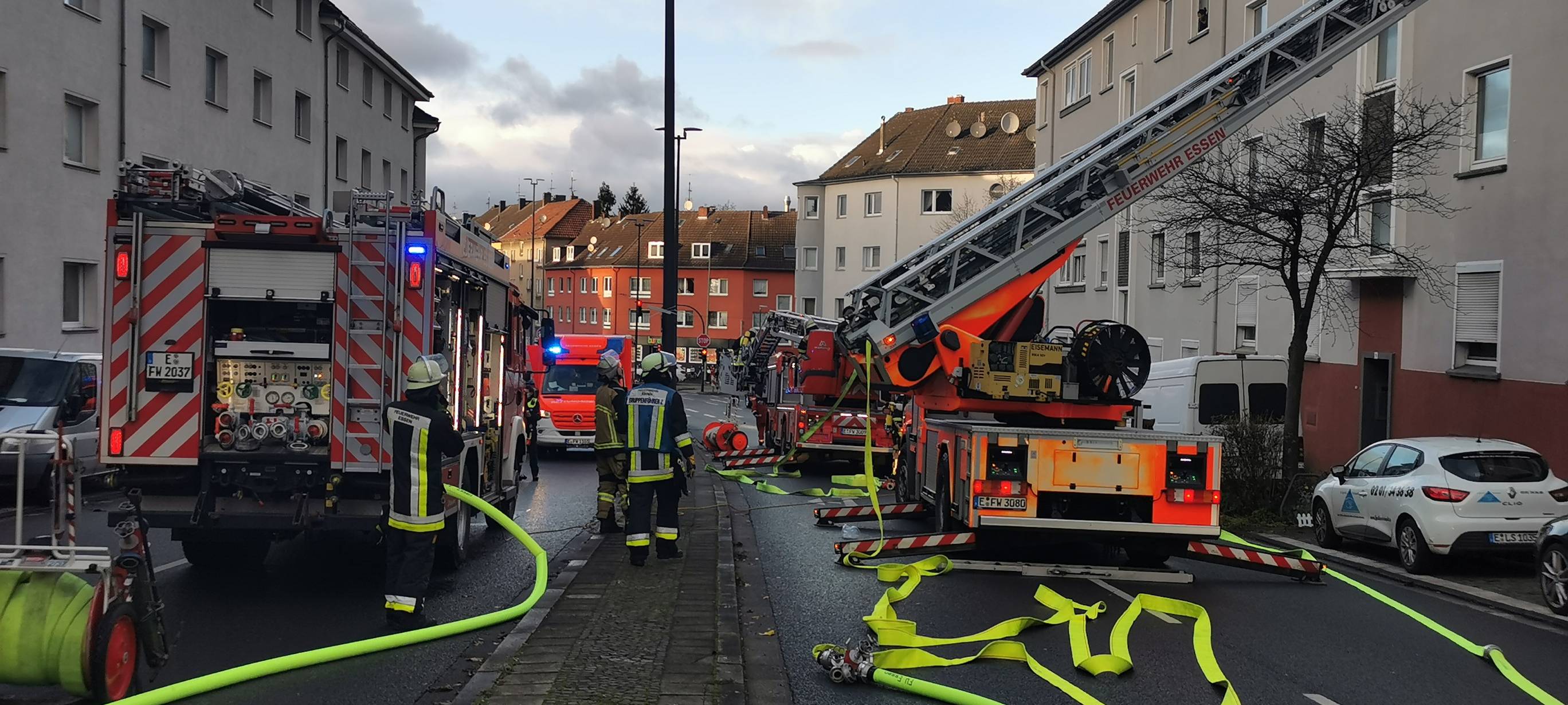 In Frohnhausen auf der Leipziger Straße brennt aktuell eine Wohnung.