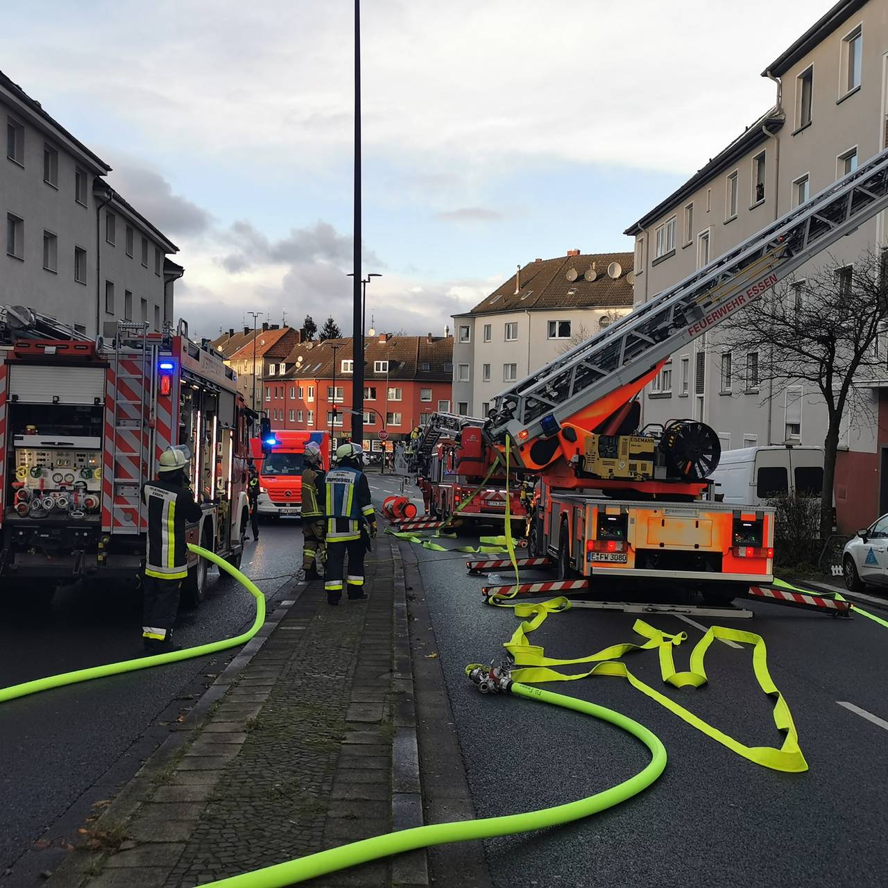 In Frohnhausen auf der Leipziger Straße brennt aktuell eine Wohnung.