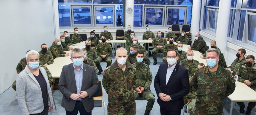 Begrüßung der Bundeswehrsoldaten des Panzergrenadierbataillons 212 (vorne, von links): Juliane Böttcher, Leiterin Gesundheitsamt Essen, Stadtdirektor Peter Renzel, Oberstleutnant Christoph Schulte, Oberbürgermeister Thomas Kufen und Herr Gieske.
