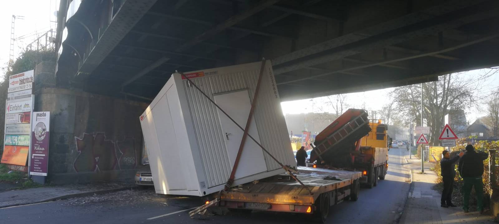 Spektakulärer Unfall in Essen: LKW verliert Ladung