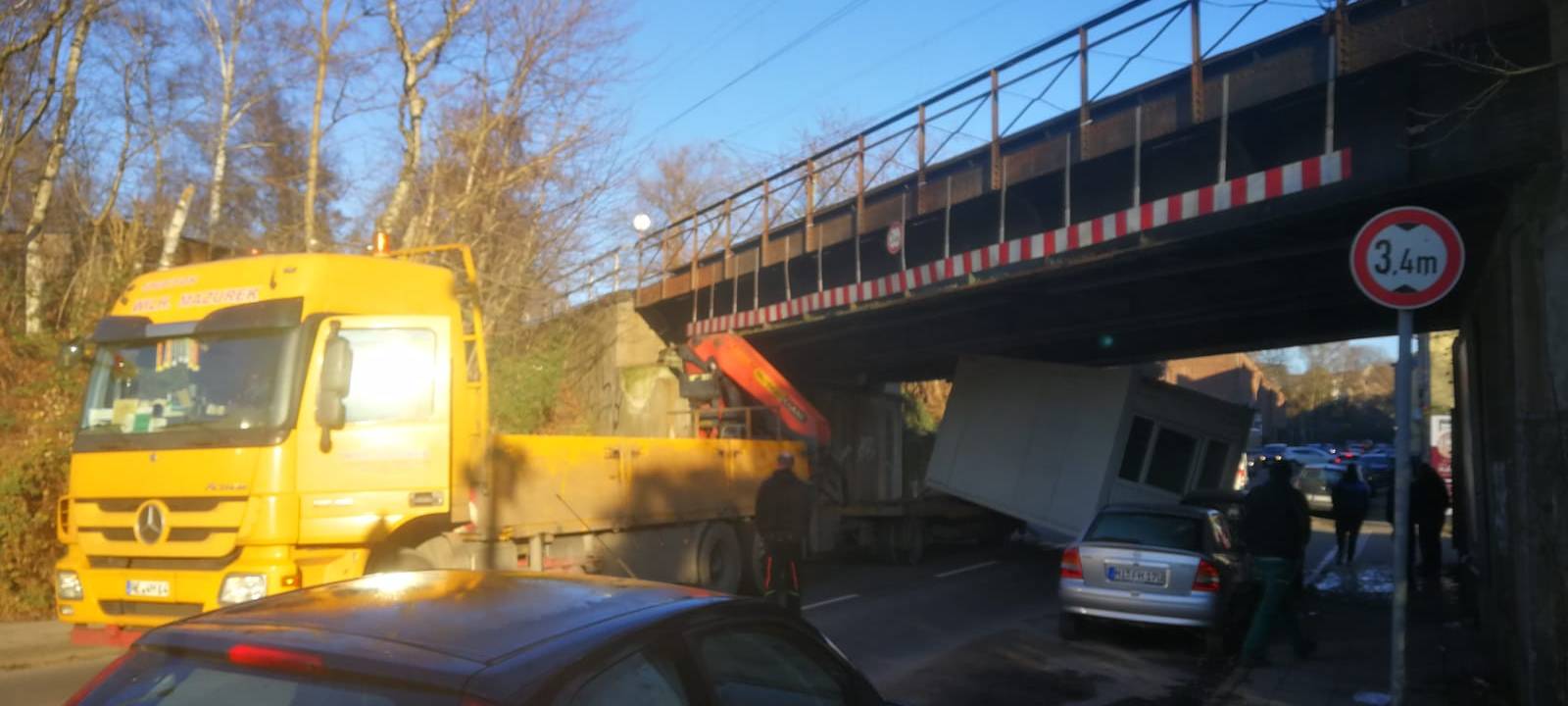 Spektakulärer Unfall in Essen: LKW verliert Ladung