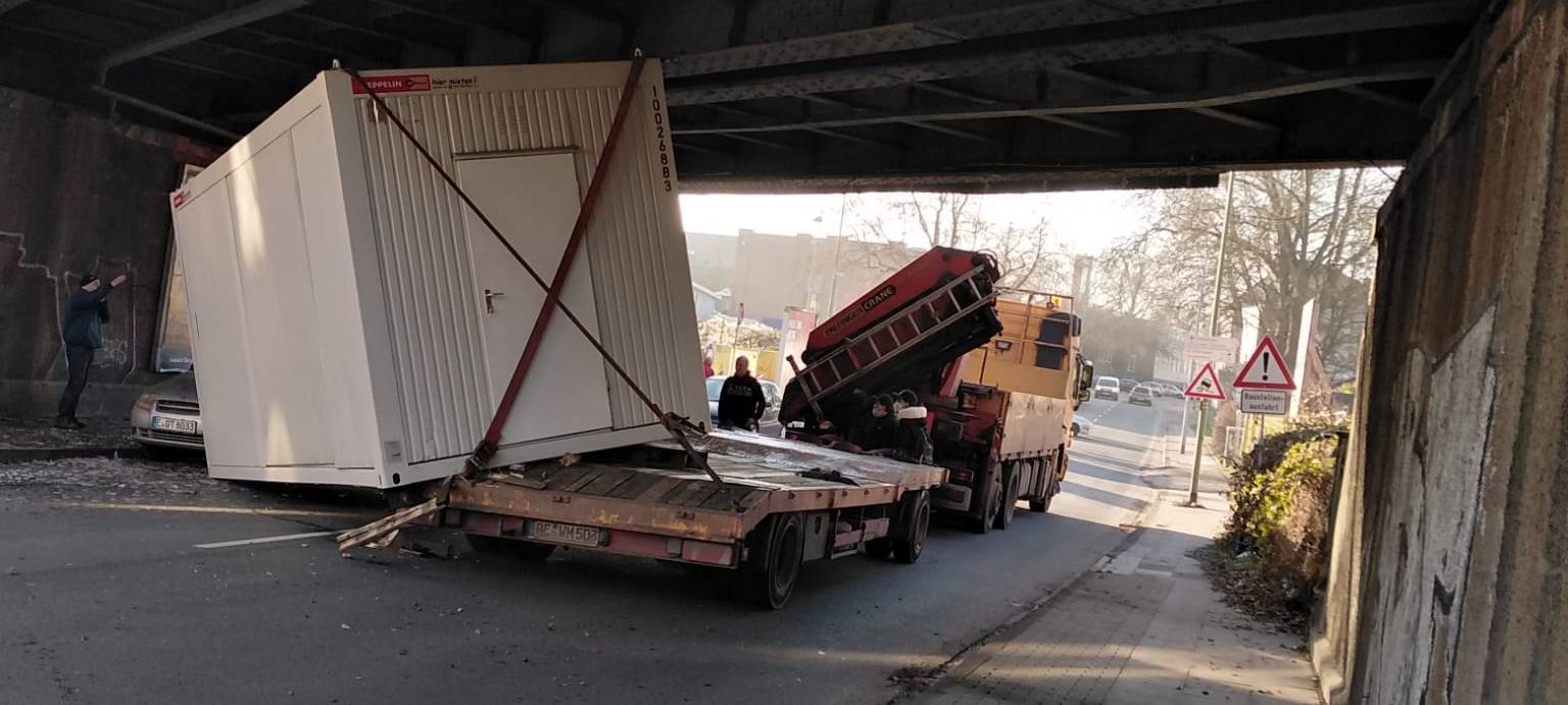 Spektakulärer Unfall in Essen: LKW verliert Ladung