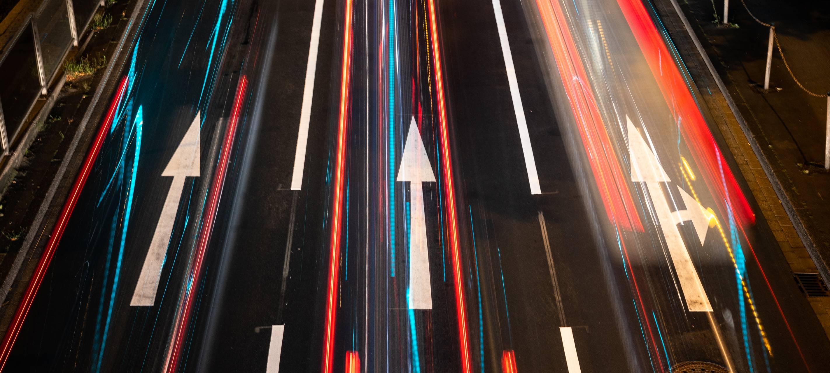 raser-autobahn-strasse-nachts-radio-essen-verkehr