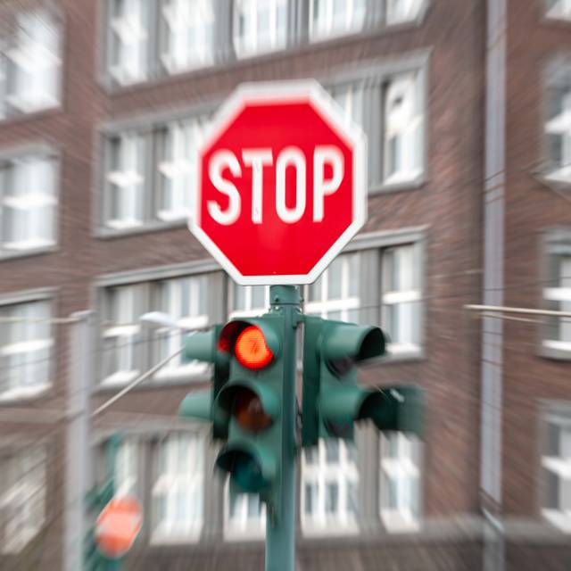stop-polizei-ampel-rot-radio-essen-verkehr-unfall