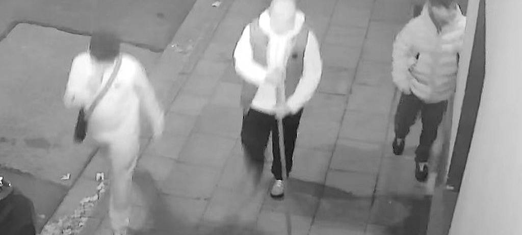 Fahndungs-Fotos der Polizei Essen nach brutalem Angriff