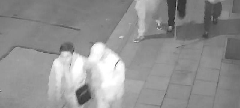 Fahndungs-Fotos der Polizei Essen nach brutalem Angriff