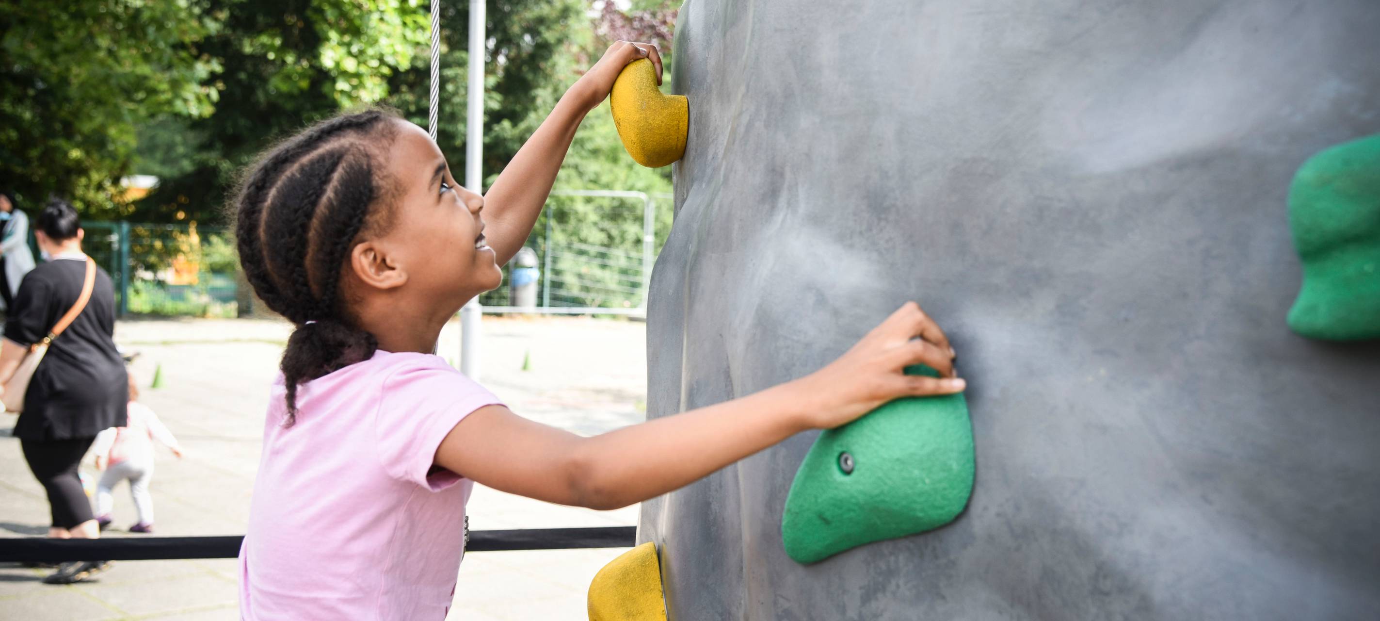 maedchen-freizeit-klettern-kind-radio-essen