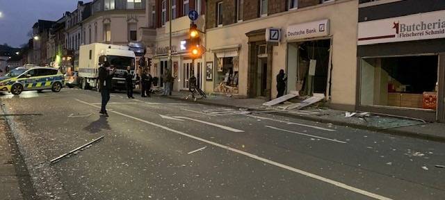 polizei-radio-essen-absperrung-umleitung-unfall-gesperrt-kupferdreh-kupferdreher-strasse-bank-geld-automat-sprengung