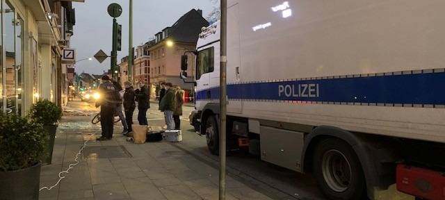polizei-radio-essen-absperrung-umleitung-unfall-gesperrt-kupferdreh-kupferdreher-strasse-bank-geld-automat-sprengung