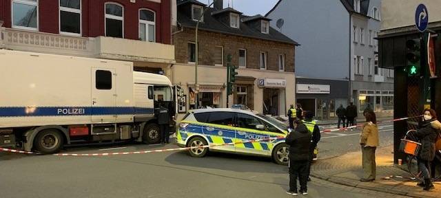 polizei-radio-essen-absperrung-umleitung-unfall-gesperrt-kupferdreh-kupferdreher-strasse-bank-geld-automat-sprengung