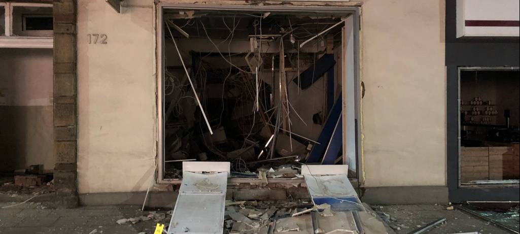 polizei-radio-essen-absperrung-umleitung-unfall-gesperrt-kupferdreh-kupferdreher-strasse-bank-geld-automat-sprengung