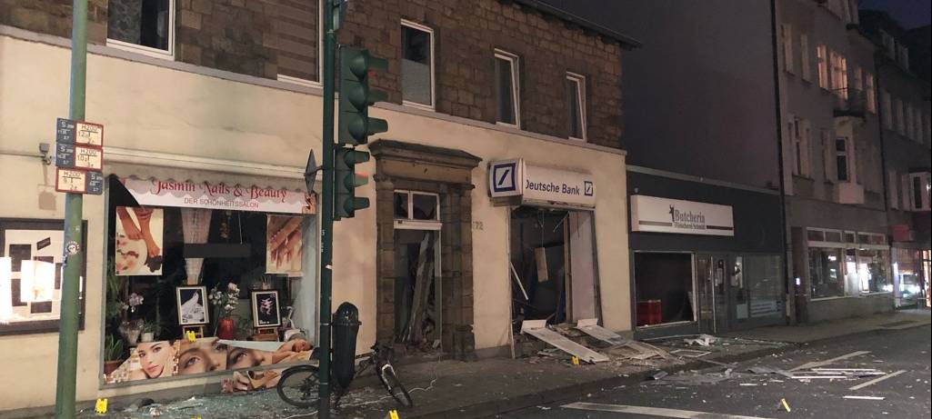 polizei-radio-essen-absperrung-umleitung-unfall-gesperrt-kupferdreh-kupferdreher-strasse-bank-geld-automat-sprengung