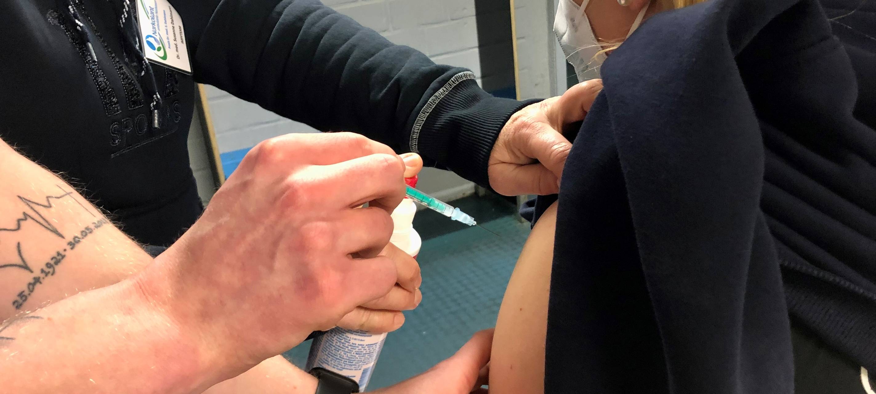 Essen: Corona-Impfung in Eishalle - mit Zwischenfall