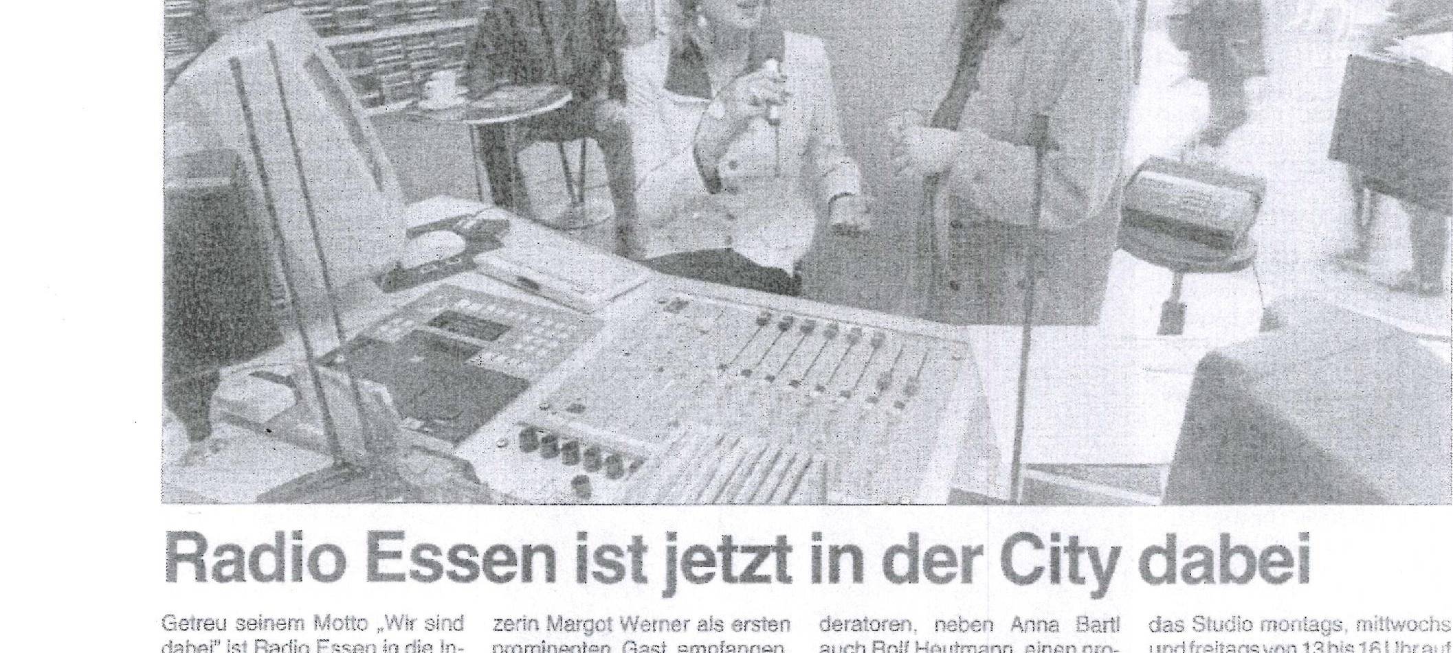 Sängerin Margot Werner im gläsernen Studio von Radio Essen mit Anna Bartl