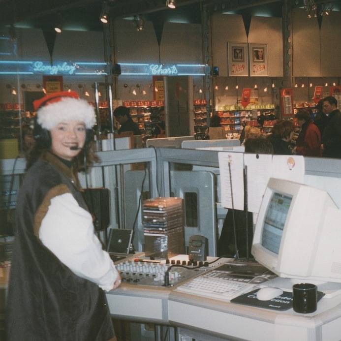 Moderatorin Anna Bartl im gläsernen Studio von Radio Essen