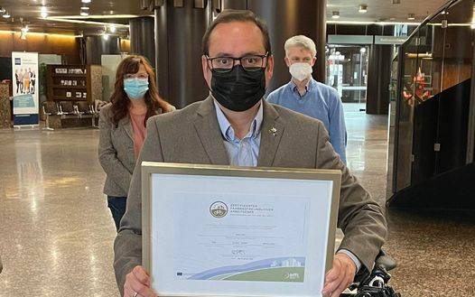 Oberbürgermeister Thomas Kufen nimmt das goldene Zertifikat "Fahrradfreundlicher Arbeitgeber" des ADFC entgegen