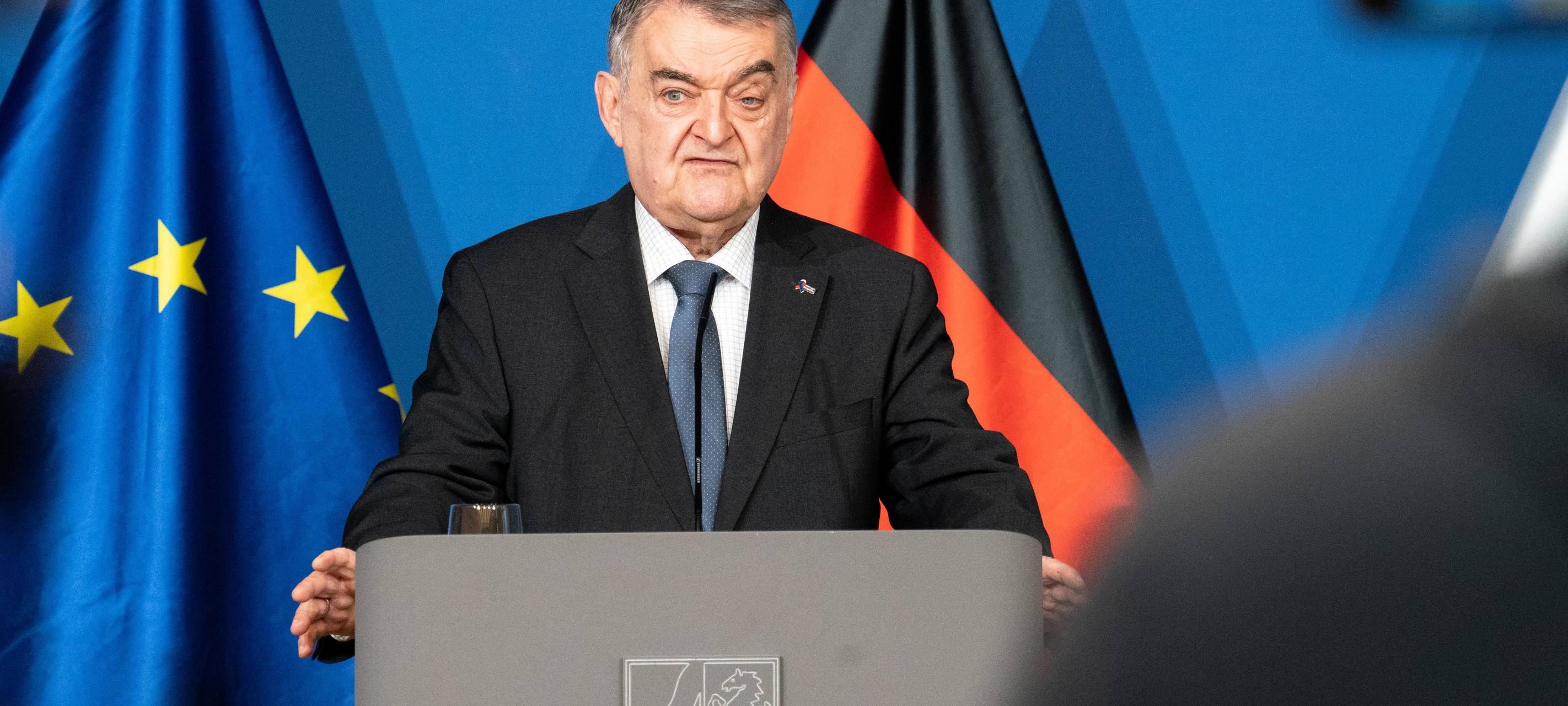 NRW-Innenminister Reul äußert sich zu Randale-Vorfällen in Silvesternacht