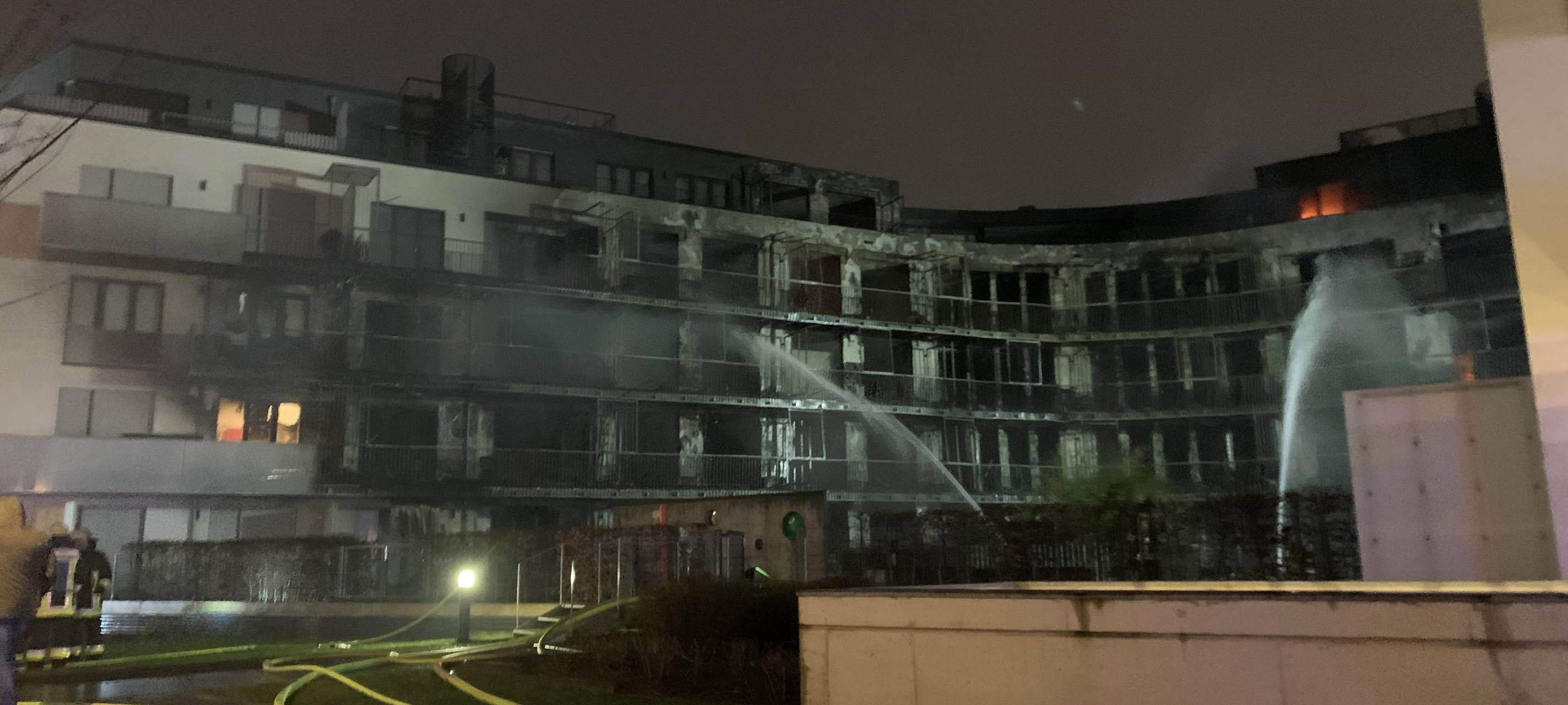 Der Wohnblock ist fast auf der gesamten Außenfassade abgebrannt.
